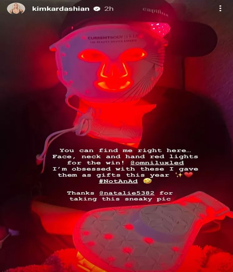 Kim Kardashian con máscara LED