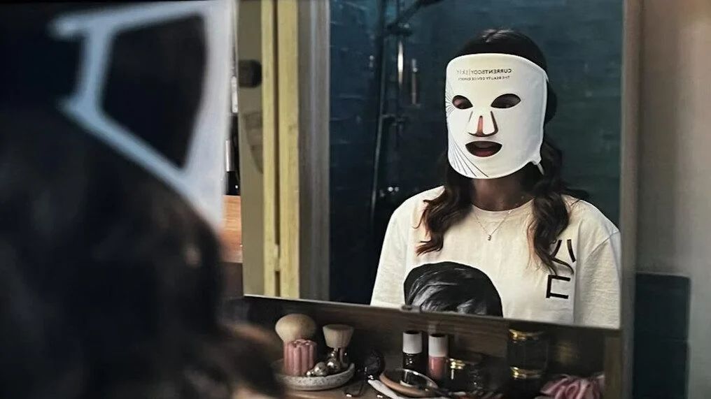 Máscara LED en un fotograma de 'Emily in Paris'