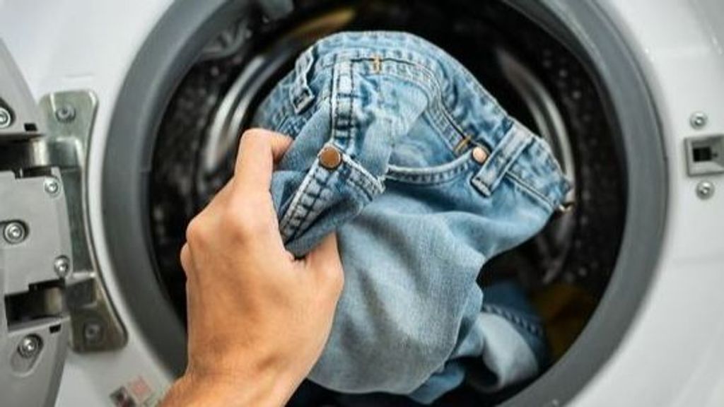 ¿Cómo lavar los vaqueros? Consejos de expertos en moda para no estropear tus pantalones