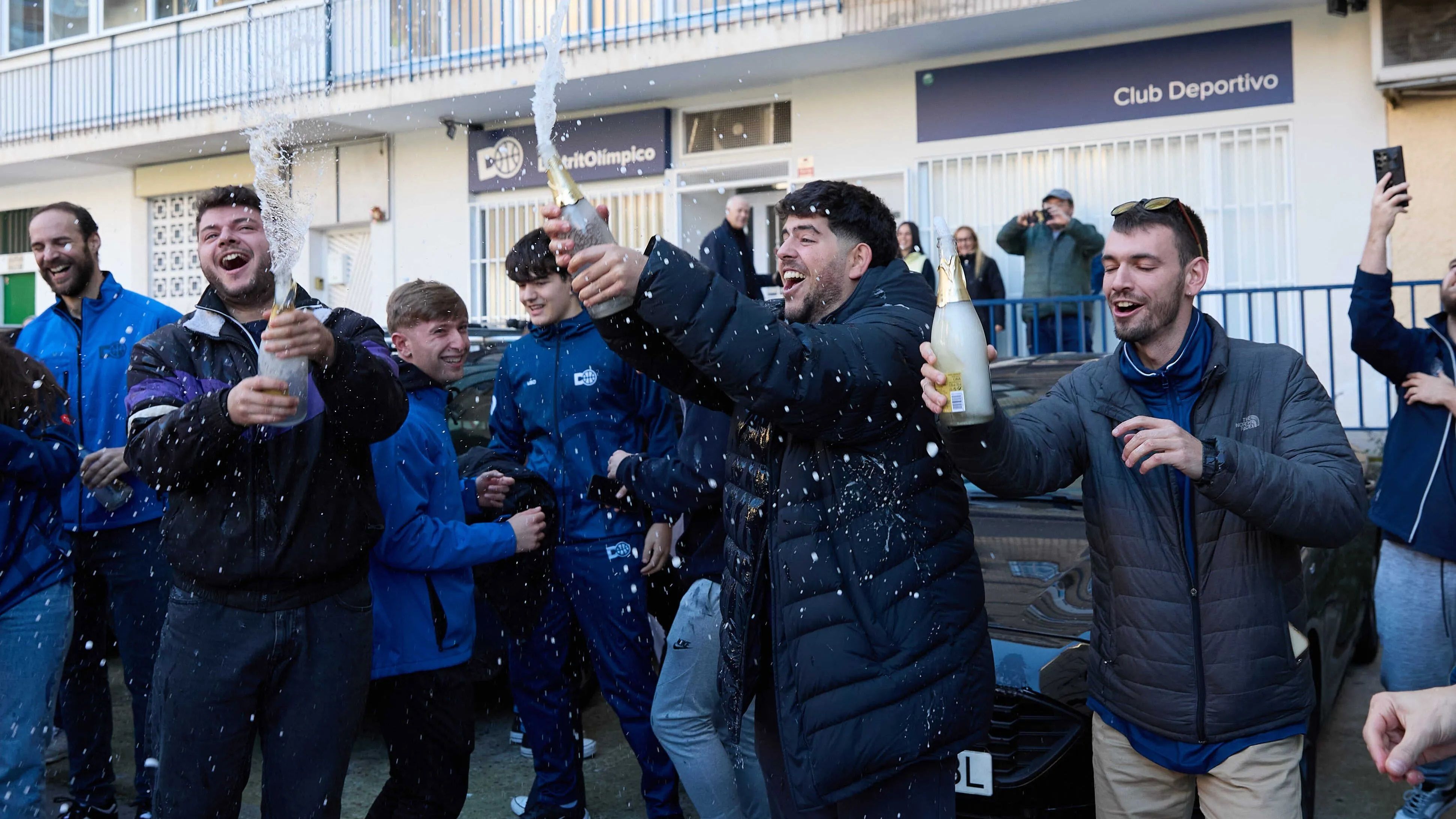 La celebracion de un club deportivo de baloncesto de San Blas, en Madrid por el Gordo de la Lotería de Navidad