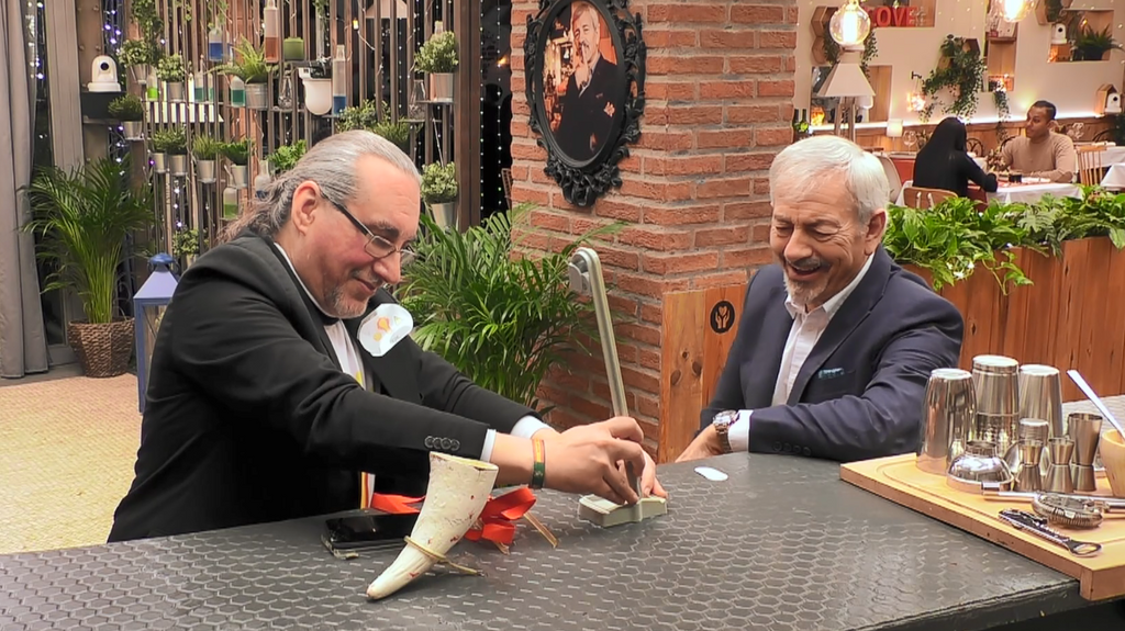 Paco Pepe enseña sus inventos a Carlos Sobera en 'First Dates'