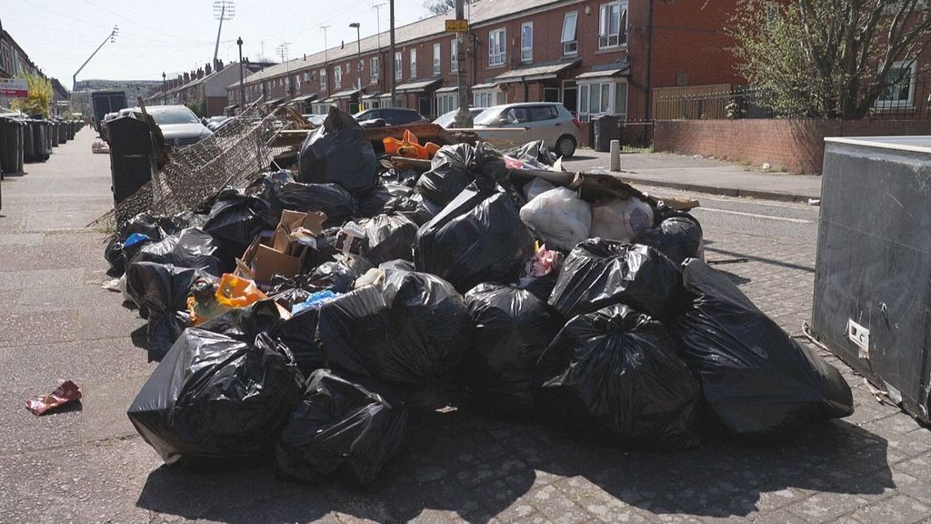 Unos trabajadores huyen de una rata en Birmingham, donde la basura se acumula por la huelga indefinida