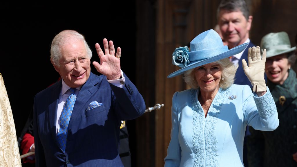 Carlos III y Camila asisten a la misa de Pascua en el Castillo de Windsor: sorprende la presencia del príncipe Andrés