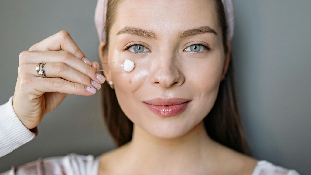 Mujer aplicándose crema
