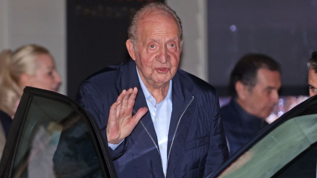 El rey Juan Carlos, a la salida del restaurante