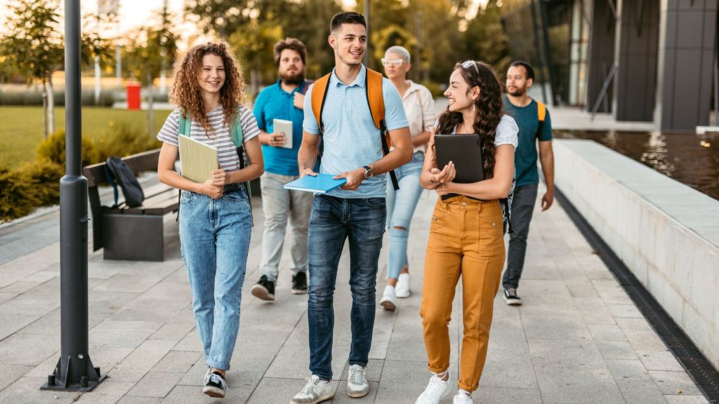 Hablar con alumnos de cursos superiores ayuda cuando entran las dudas. Imagen de archivo.