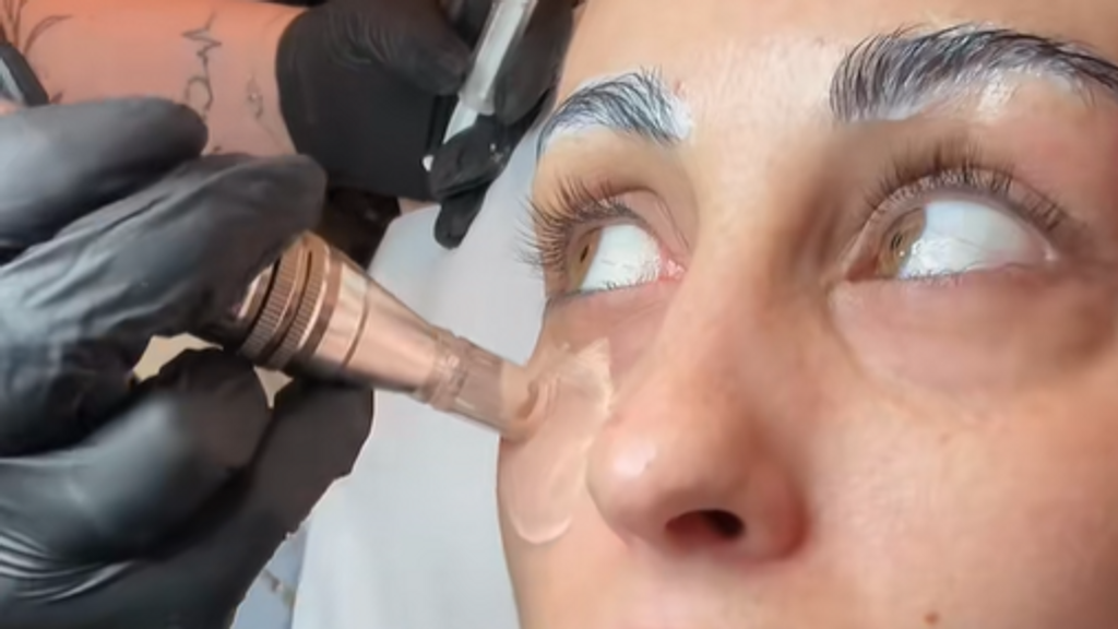 Una usuaria de TikTok tatuándose las ojeras