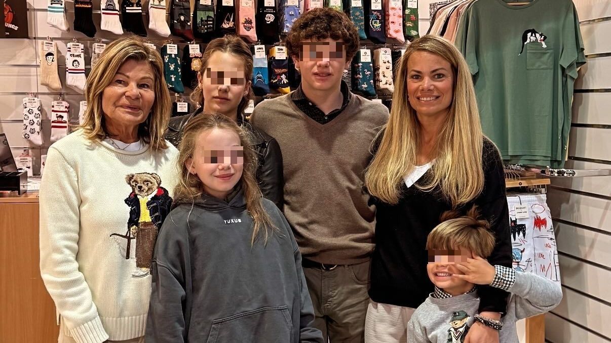 Cari Lapique junto a su hija y sus nietos en el aeropuerto