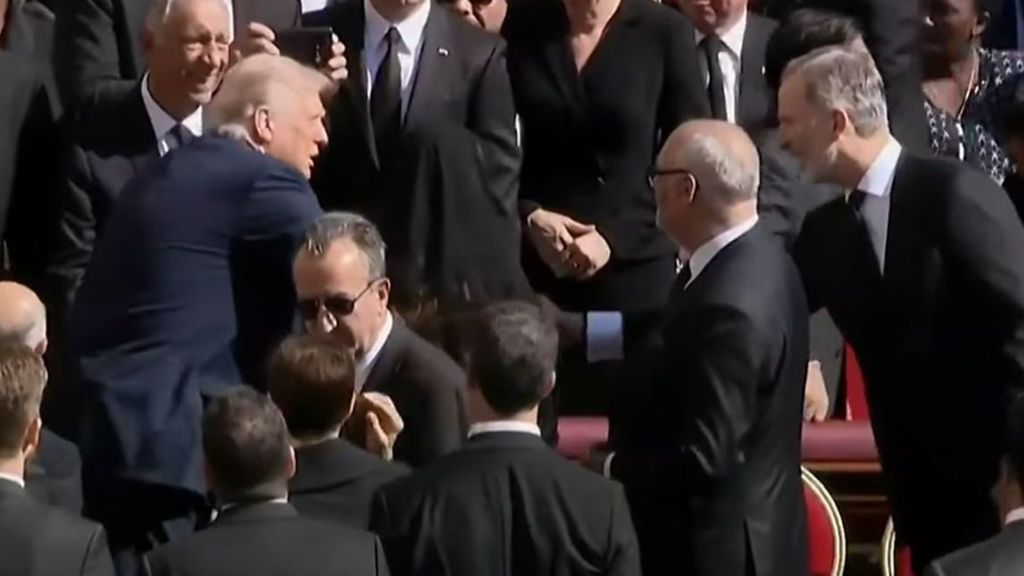 Los Reyes saludan a Donald Trump antes de comenzar el funeral del Papa Francisco