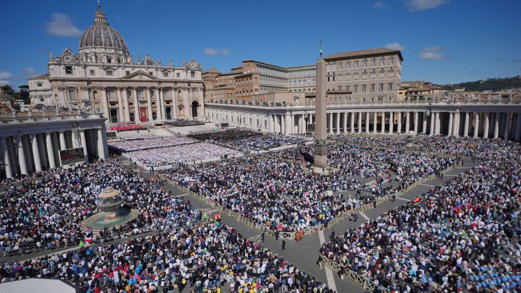 Miles de fieles despiden al papa Francisco en su funeral