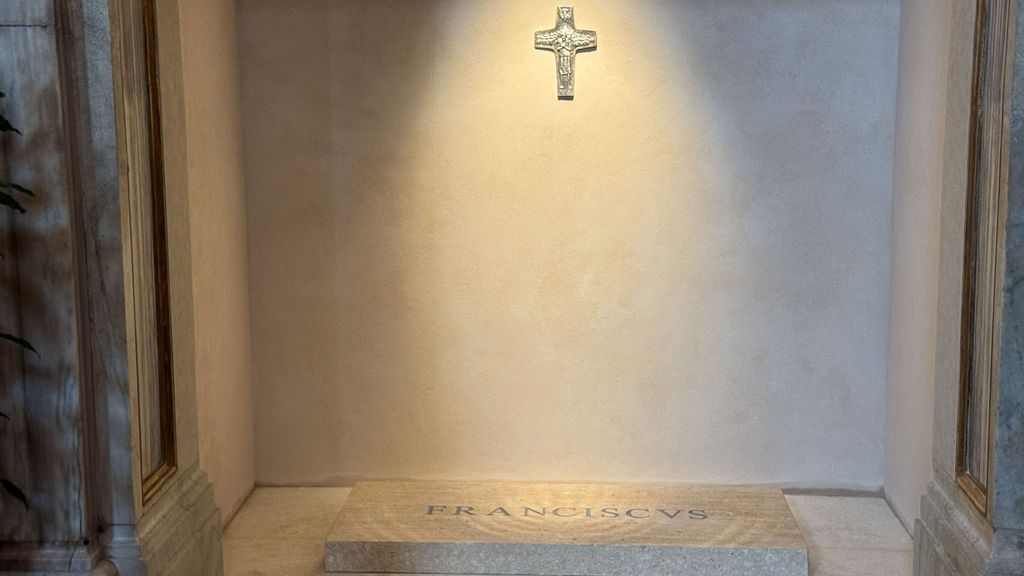 Miles de personas visitan la tumba del Papa Francisco en las primeras horas de apertura al público
