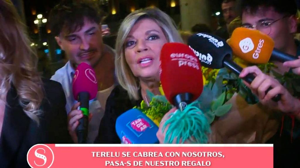 El enfado de Terelu tras el estreno de su obra de teatro al recibir un regalo que no esperaba: "No me hace gracia" Socialité 2025 Top Vídeos 501