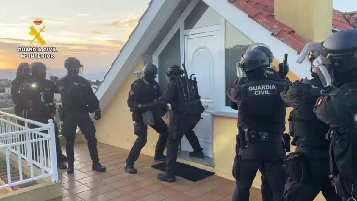 Momento en el que la Guardia Civil entra en la casa donde se escondían los tres detenidos