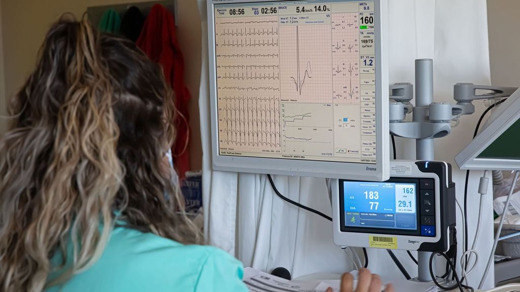Sanitaria interpreta un electrocardiograma, una de las pruebas que se realizan durante el diagnóstico de hipertensión pulmonar