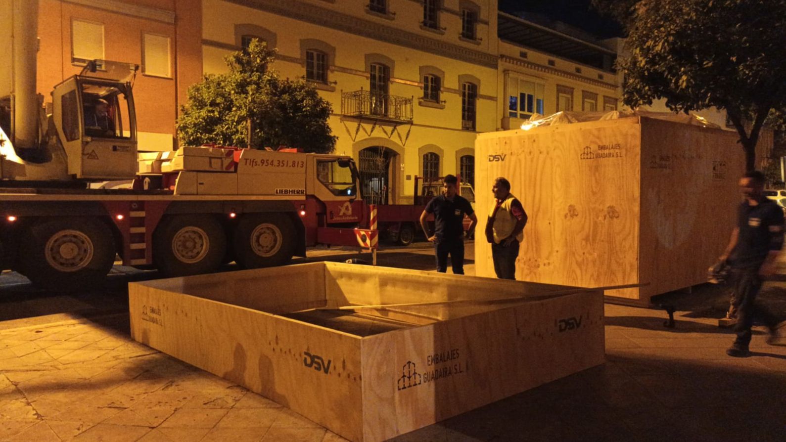Un momento del delicado traslado del paso del Cahorro