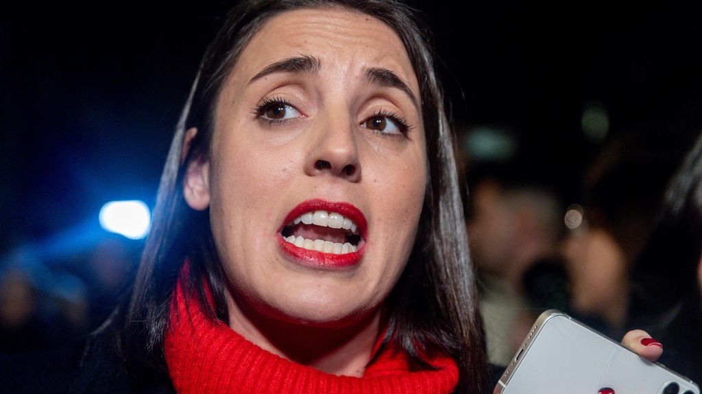 Archivo - La exministra de Igualdad y eurodiputada de Podemos, Irene Montero, antes de la presentación de su libro ‘Algo habremos hecho’, en la Taberna Garibaldi, a 10 de enero de 2025, en Madrid (España).
