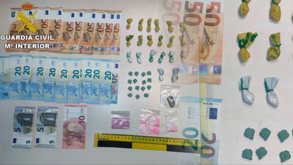 Droga y dinero intervenido a un joven en la playa de El Palmar en Vejer