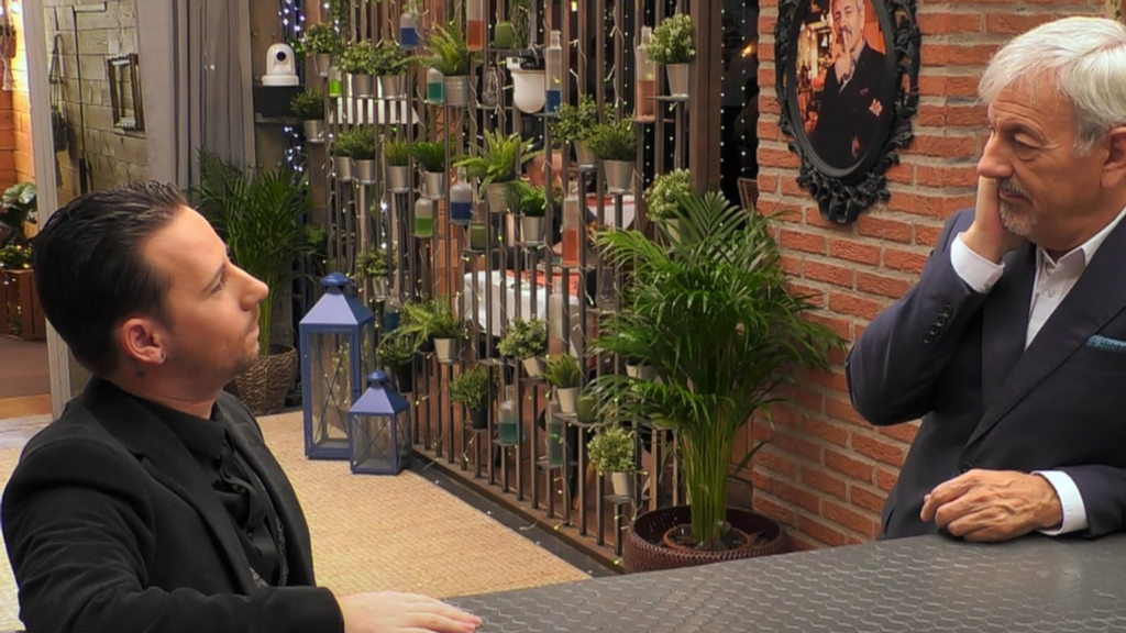 Carlos Sobera, paralizado ante los poderes sobrenaturales de un soltero de ‘First Dates’: “Sabes la fecha exacta de la muerte”