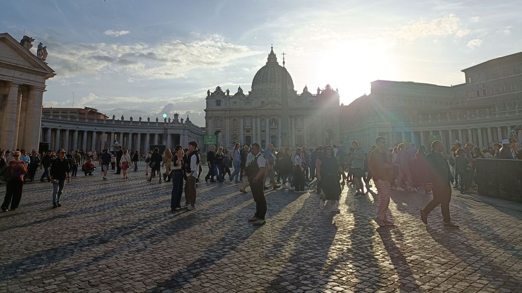 Turista y fieles en la Plaza de San Pedro durante la celebración del cónclave
