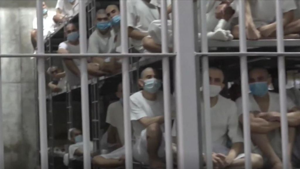 Presos venezolanos piden su libertad en el CECOT