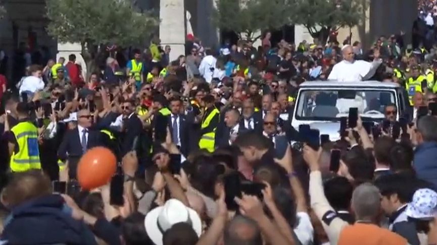 El papa León XIV se da un baño de masas ante 200.000 personas en la plaza de San Pedro