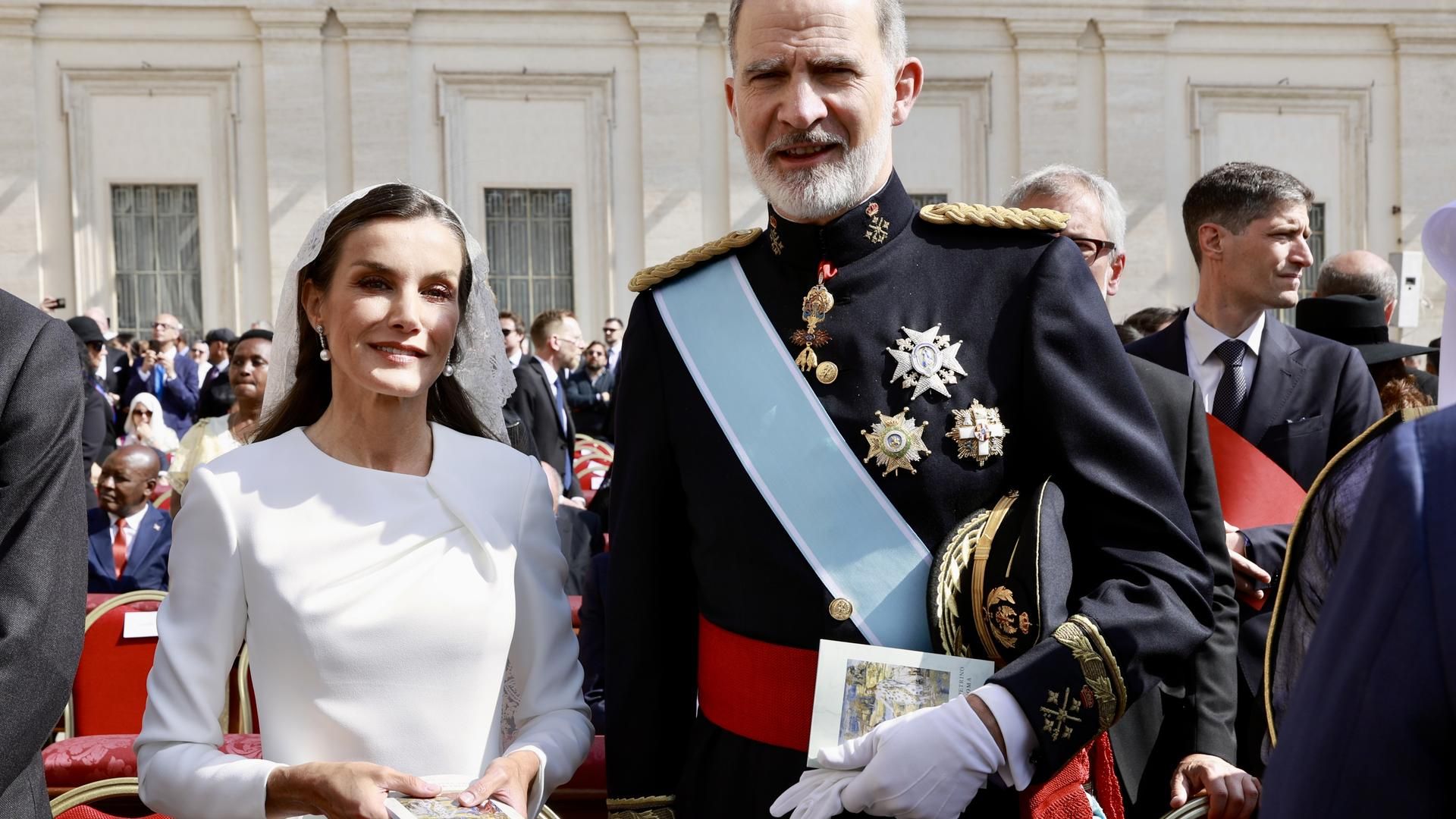 La Reina Letizia, de blanco en la misa de inicio del ministerio petrino del Papa León XIV