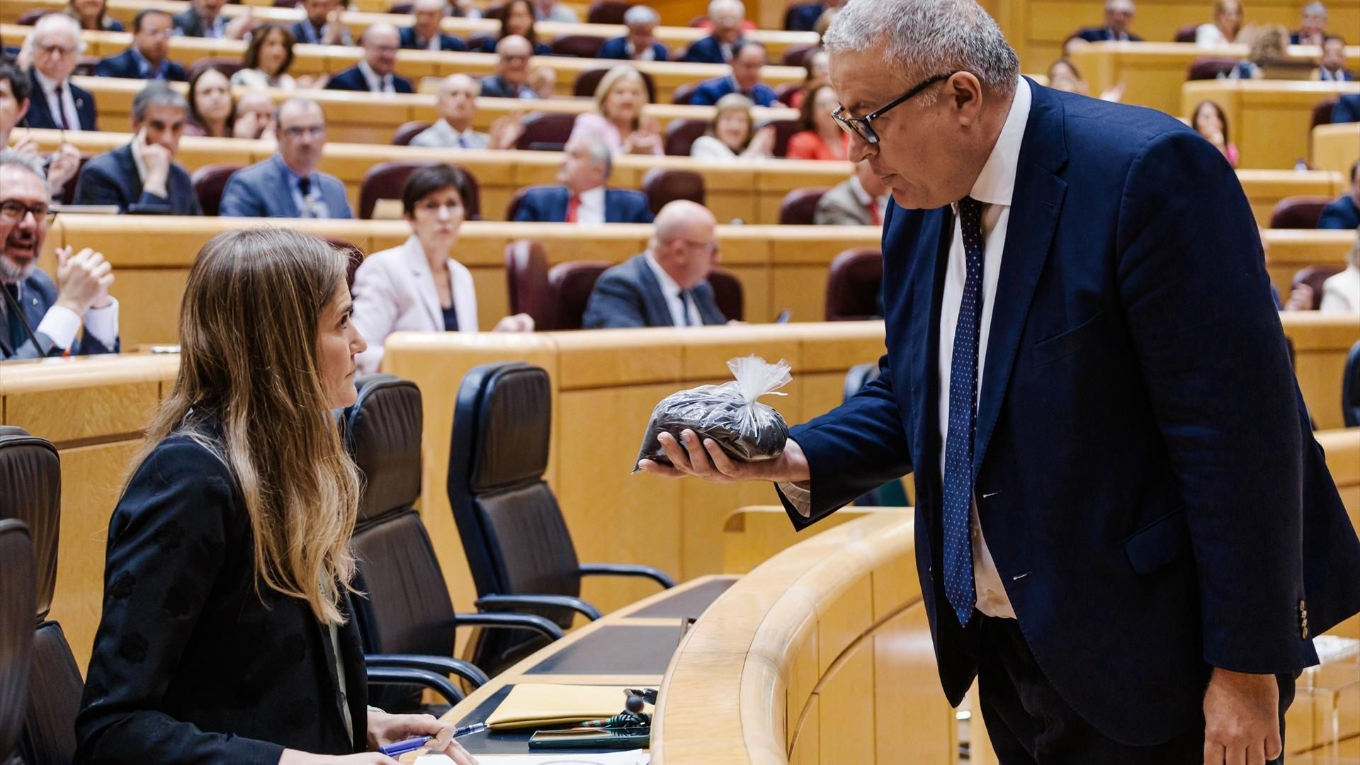 Senador pp francisco bernabe entrega vicepresidenta tercera sara aagesen Senador pp francisco bernabe entrega vicepresidenta tercera sara aagesen