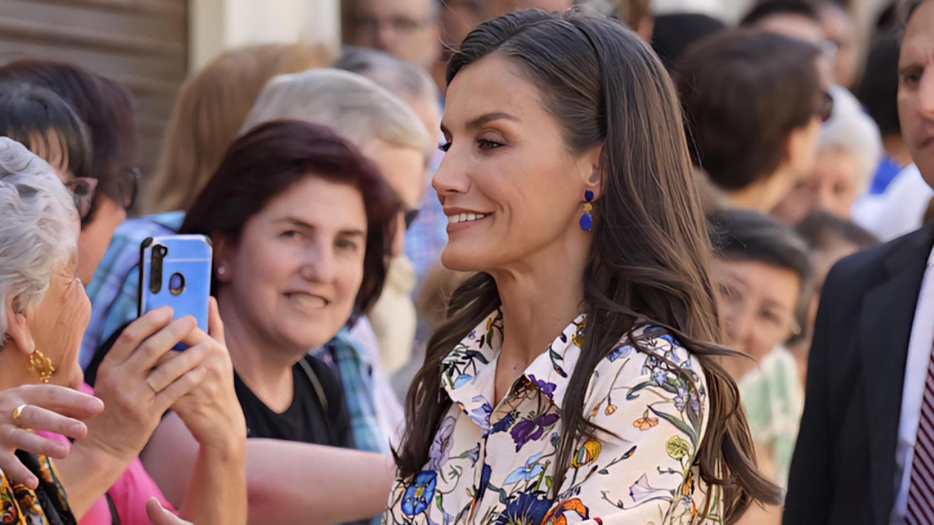 La reina Letizia, saludando a los vecinos