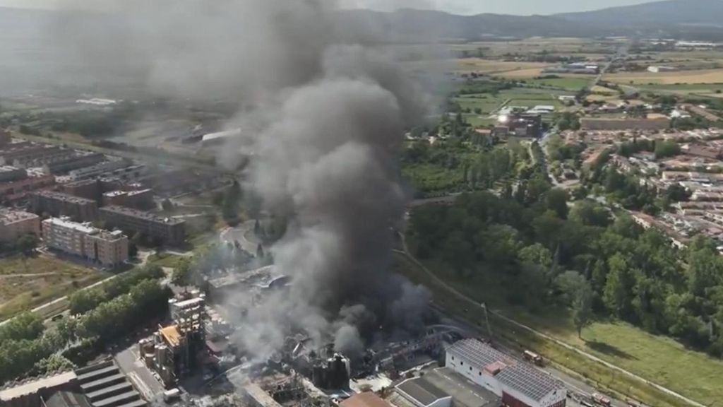 Un gran incendio sin heridos en la fábrica LEA de Vitoria provoca confinamientos por el humo de dos barrios